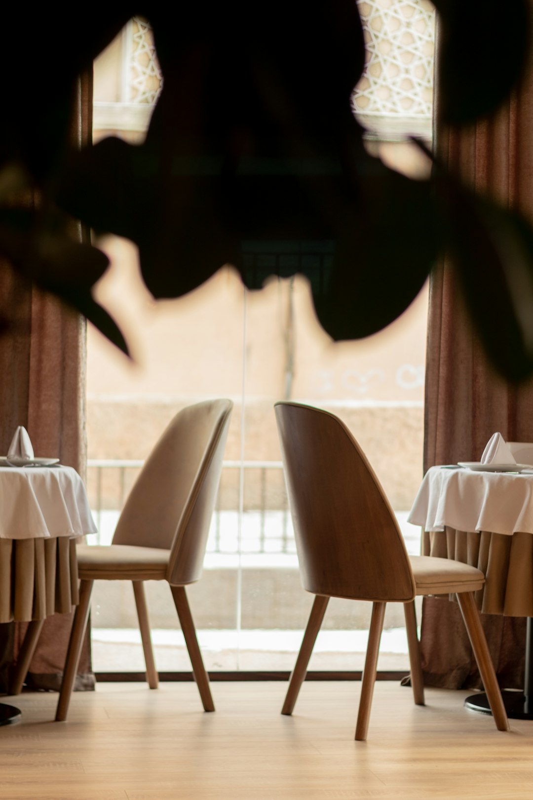Widok na salę z różnymi stołami i zmiennym oświetleniem