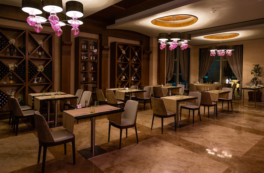 Wejście do sali fine dining z eleganckim oświetleniem